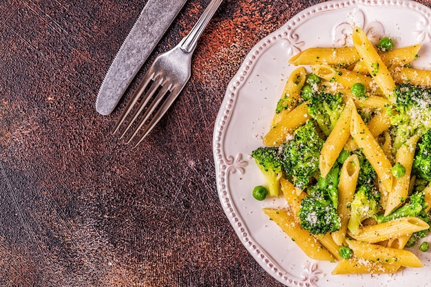 Pasta met broccoli, doperwtjes, knoflook en kaas