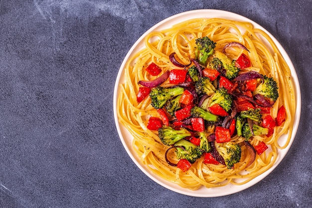 Pasta met broccoli en peper