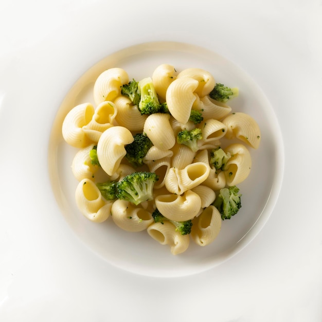 Pasta met broccoli op een witte plaat en een witte keramische achtergrond