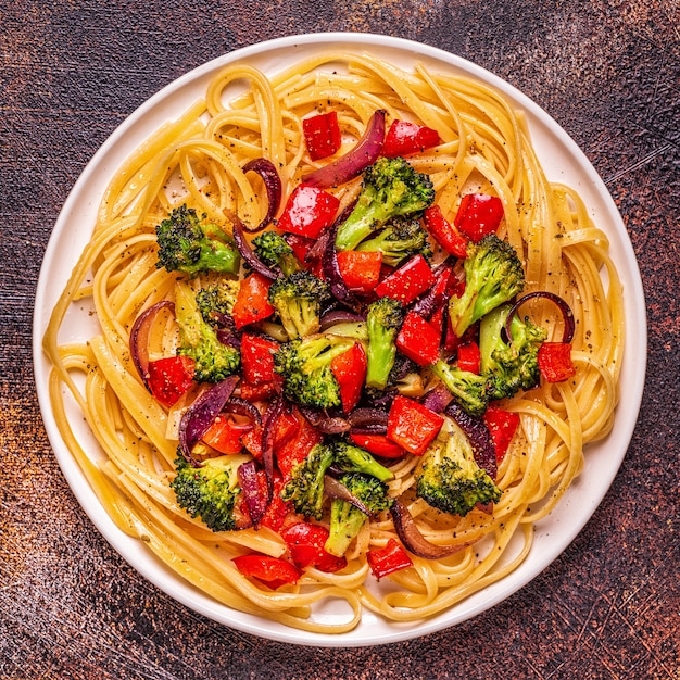 Pasta met broccoli, paprika, ui.