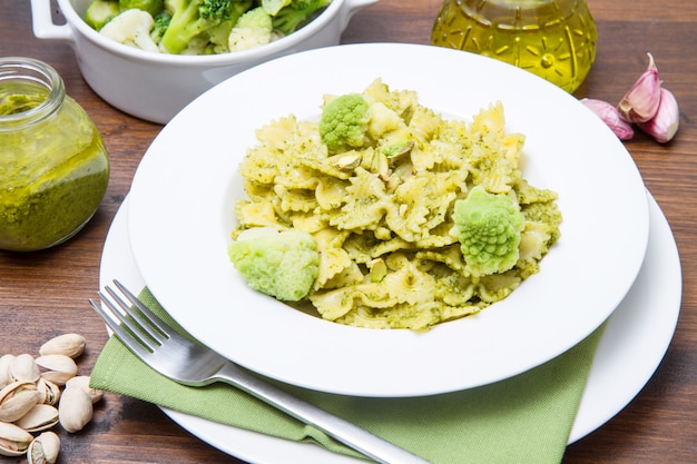 pasta met broccoli pesto en pistachenoten