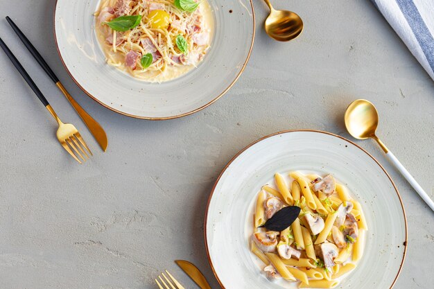 Pasta met champignons en roomsaus geserveerd op plaat close-up