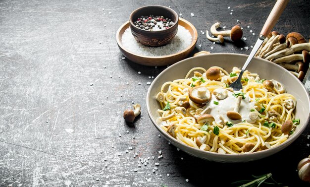 Pasta met champignons en saus in een bord