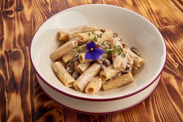 Pasta met champignons en saus