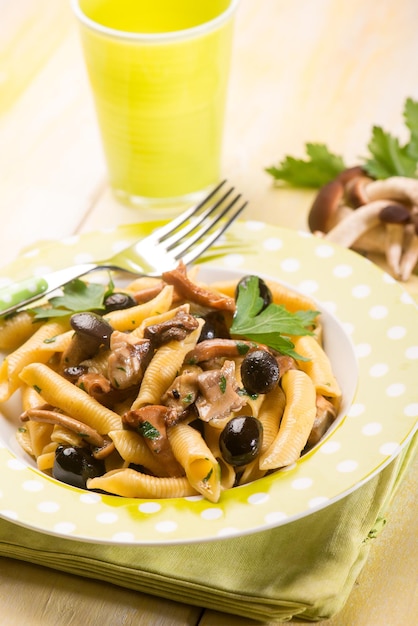 Pasta met champignons en zwarte olijven selectieve focus
