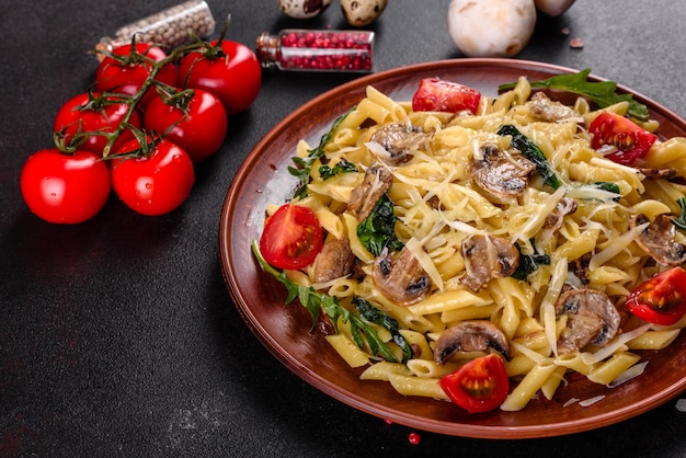 Pasta met champignons, kaas, spinazie, rukkola en kerstomaatjes. Italiaans gerecht, mediterrane cultuur
