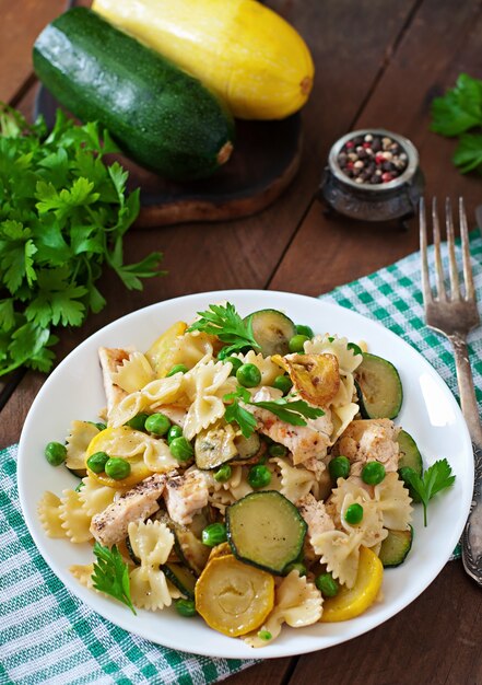 Foto pasta met courgette, kip en doperwtjes