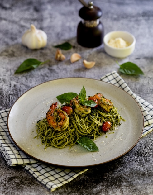 Pasta met garnalen in huisgemaakte pestosaus