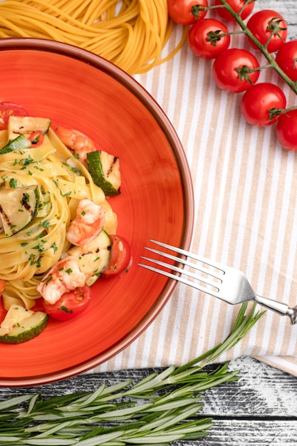 Pasta met garnalen pasta met zeevruchten op een witte houten achtergrond bovenaanzicht