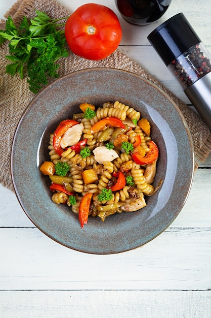 Pasta met gebakken kip, champignons, peper en pompoen Bovenaanzicht