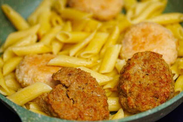 Pasta met gehaktballen in de pan close-up