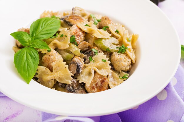 Pasta met gehaktballetjes en champignons in roomsaus