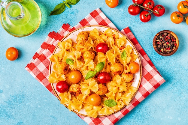 Pasta met gehaktballetjes en tomatensaus