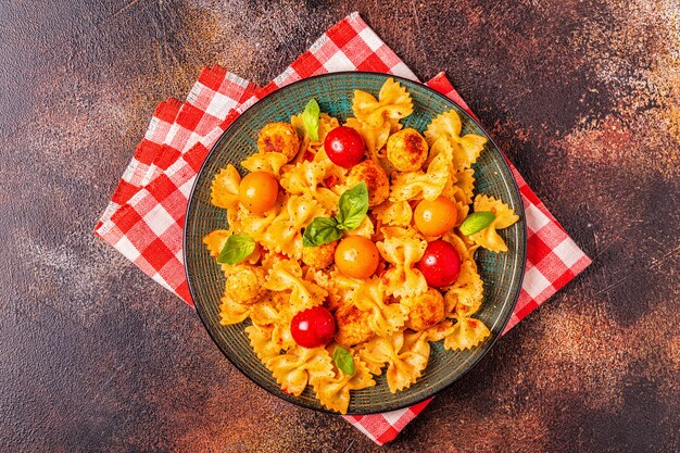 Pasta met gehaktballetjes en tomatensaus