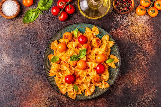 Pasta met gehaktballetjes en tomatensaus