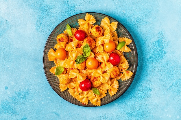 Pasta met gehaktballetjes en tomatensaus