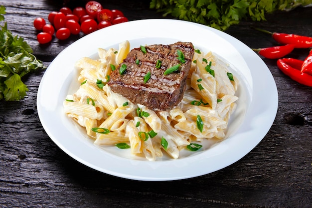 Pasta met geroosterde steak vlees eten