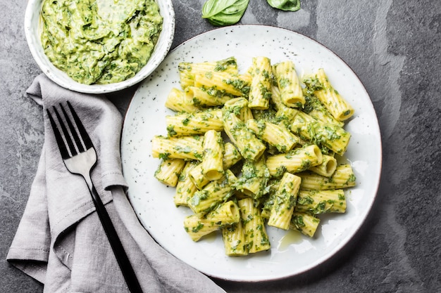 Pasta met groene avocado kruiden saus