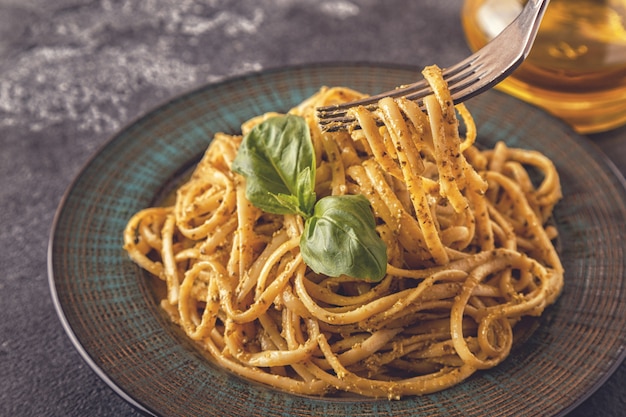 Pasta met huisgemaakte pestosaus