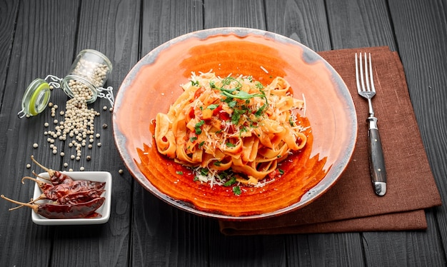 Pasta met kalfsvlees, tomatensaus en kaas op een tafel in een restaurant