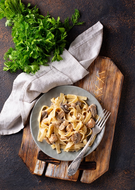 Foto pasta met kip en champignon