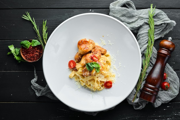 Pasta met Kip en Parmezaanse kaas Op een houten ondergrond Bovenaanzicht Vrije ruimte voor uw tekst