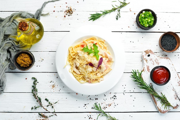 Pasta met kippenvlees en kaas italiaanse keuken bovenaanzicht vrije ruimte voor uw tekst