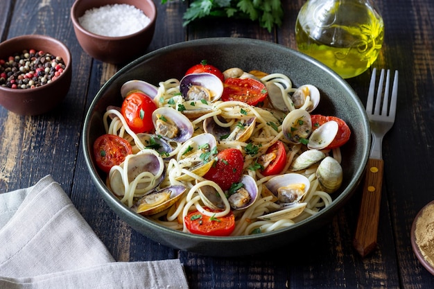 Pasta met kokkels Spaghetti alle Vongole Italiaans eten