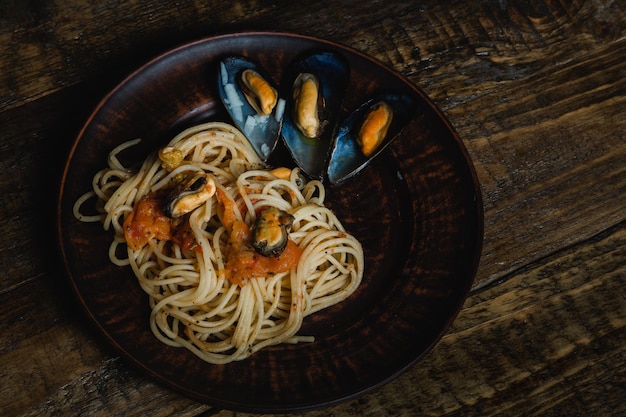 Pasta met mosselen op een bord Zeevruchtendelicatessen Plat leggen