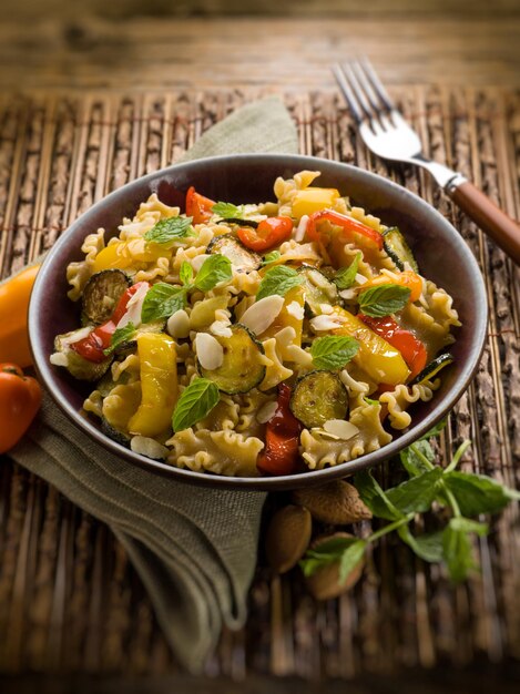 Pasta met paprika courgettes en gesneden amandel selectieve focus