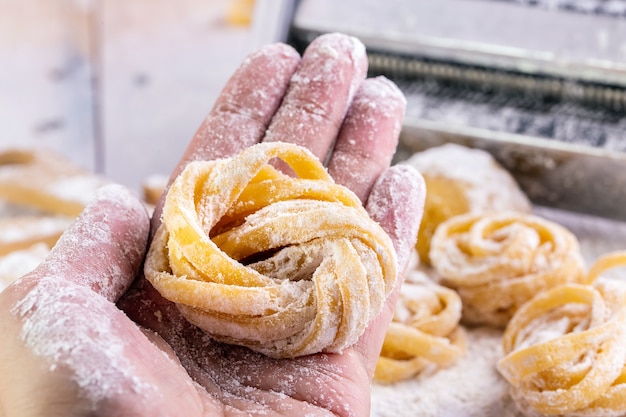 Pasta met pasta-ingrediënten op het donkere houten tafelblad