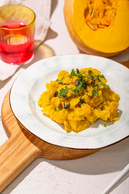 Pasta met pompoensaus verticale foto Comfortabel herfst eten met pompoen en specerijen vegetarisch eten