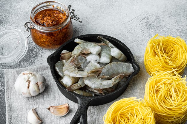 Pasta met rode pesto en garnalen ingrediënten set, op grijze stenen tafel