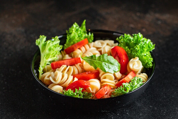 Pasta met salade en tomaten