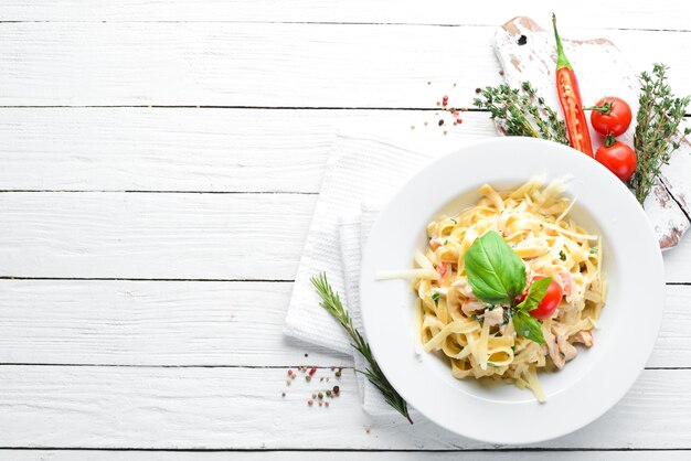 Foto pasta met spek en cherrytomaatjes italiaans gerecht vrije ruimte voor uw tekst bovenaanzicht