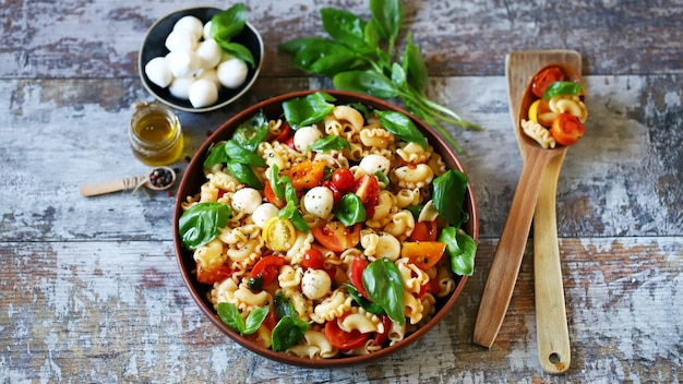 Pasta met tomaten mozzarella en basilicum Italiaans eten