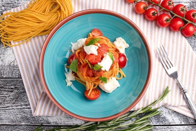 Pasta met tomaten pasta op een witte houten achtergrond bovenaanzicht