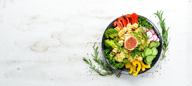 Pasta met tomaten, vijgen en verse groenten Buddha bowl recept Gerechten menu Gratis kopieerruimte Bovenaanzicht