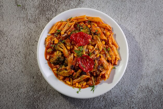 Pasta met tomatensaus en groenten