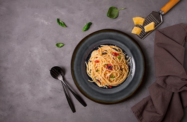 Pasta met tomatensaus en kaas Italiaanse traditionele schotel close-up geen mensen