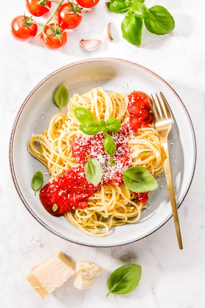 Pasta met tomatensaus en parmezaanse kaas