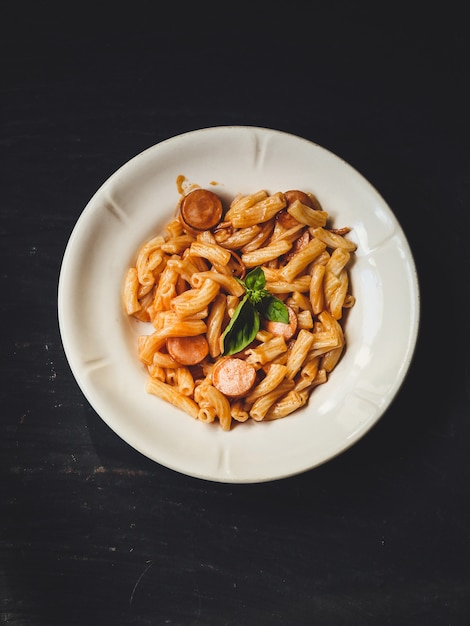 pasta met tomatensaus en worstjes (hoofdgerecht)