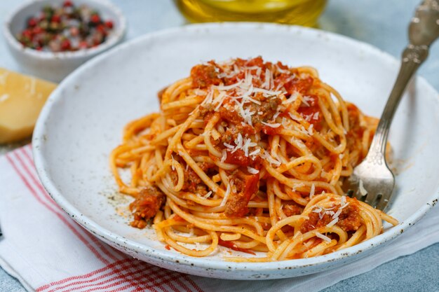 Pasta met tomatensaus, vlees, kaas en kruiden