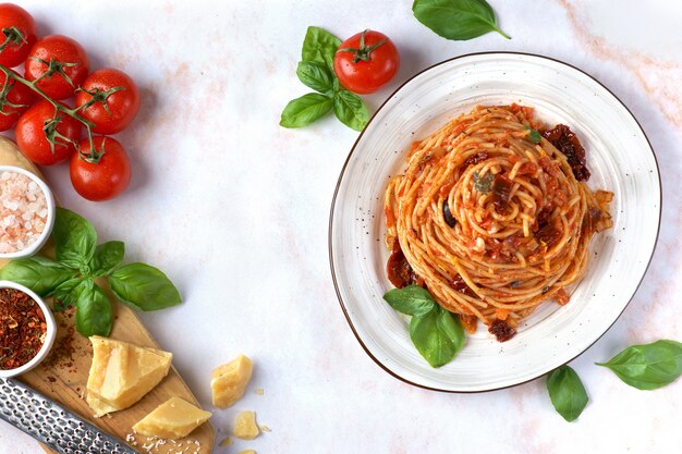 Pasta met tomatensaus, zongedroogde tomaten en olijven