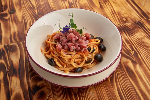 Pasta met tonijn en saus