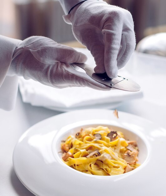 Pasta met truffels, typisch herfstgerecht. Restaurantmenu gerecht.