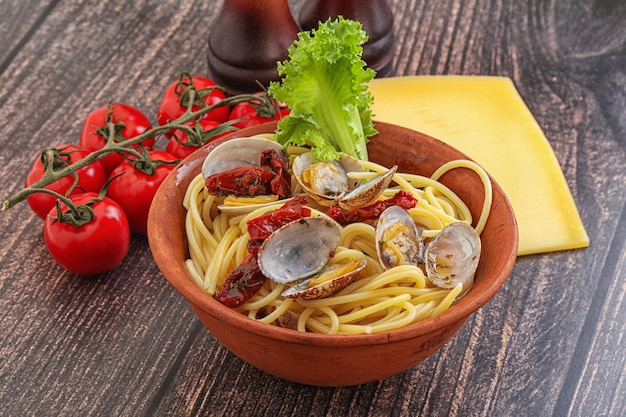 Pasta met vongole en droge tomaten