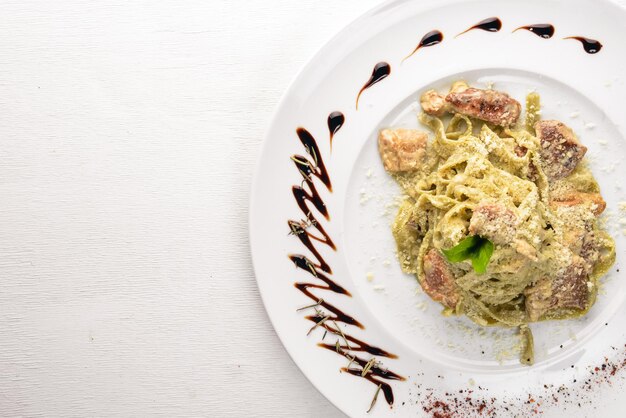 Pasta met witte champignons en roomsaus Tagliateli Italiaanse keuken Vrije ruimte voor uw tekst Bovenaanzicht