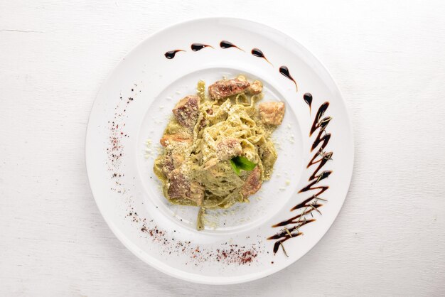 Pasta met witte champignons en roomsaus Tagliateli Italiaanse keuken Vrije ruimte voor uw tekst Bovenaanzicht