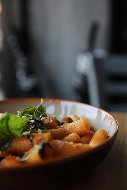 Pasta met worst in tomatensaus op hout achtergrond, Italiaans eten